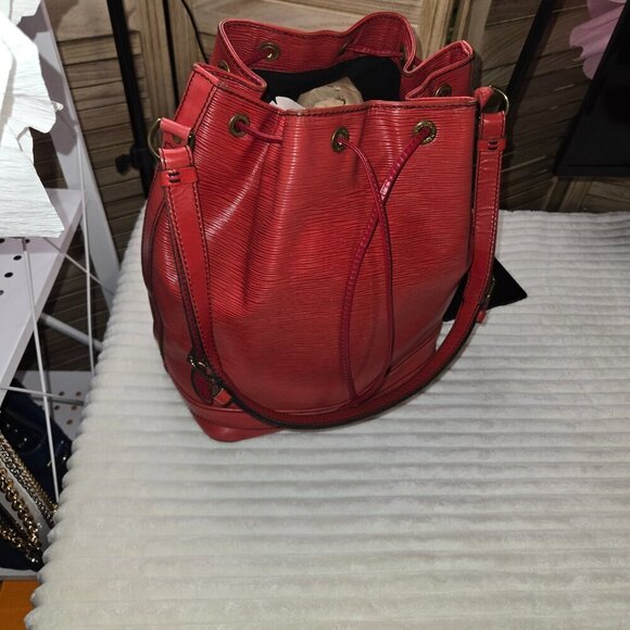 *Authentic* Louis Vuitton Epi Noe with matching wallet - Picture 2 of 16